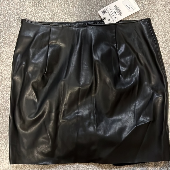 NWT Zara faux leather skirt - Picture 3 of 3